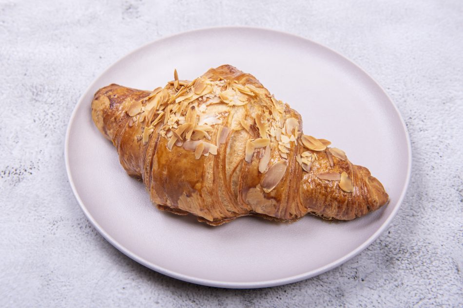 ALMOND CROSSIANT