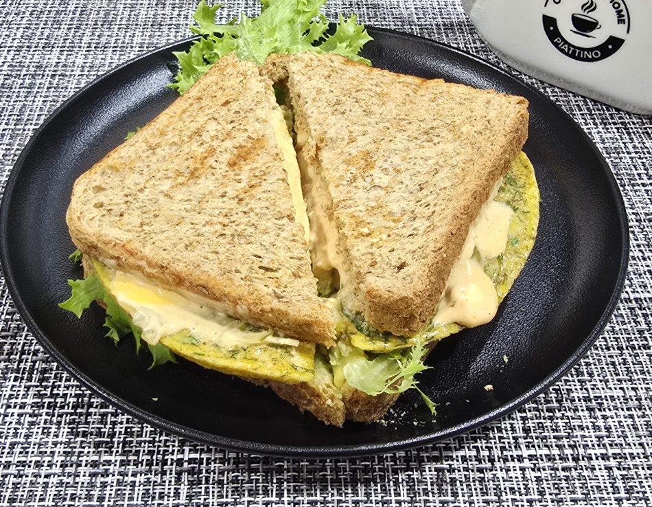 EGG WITH MASHED AVOCADO ( TOAST BREAD)